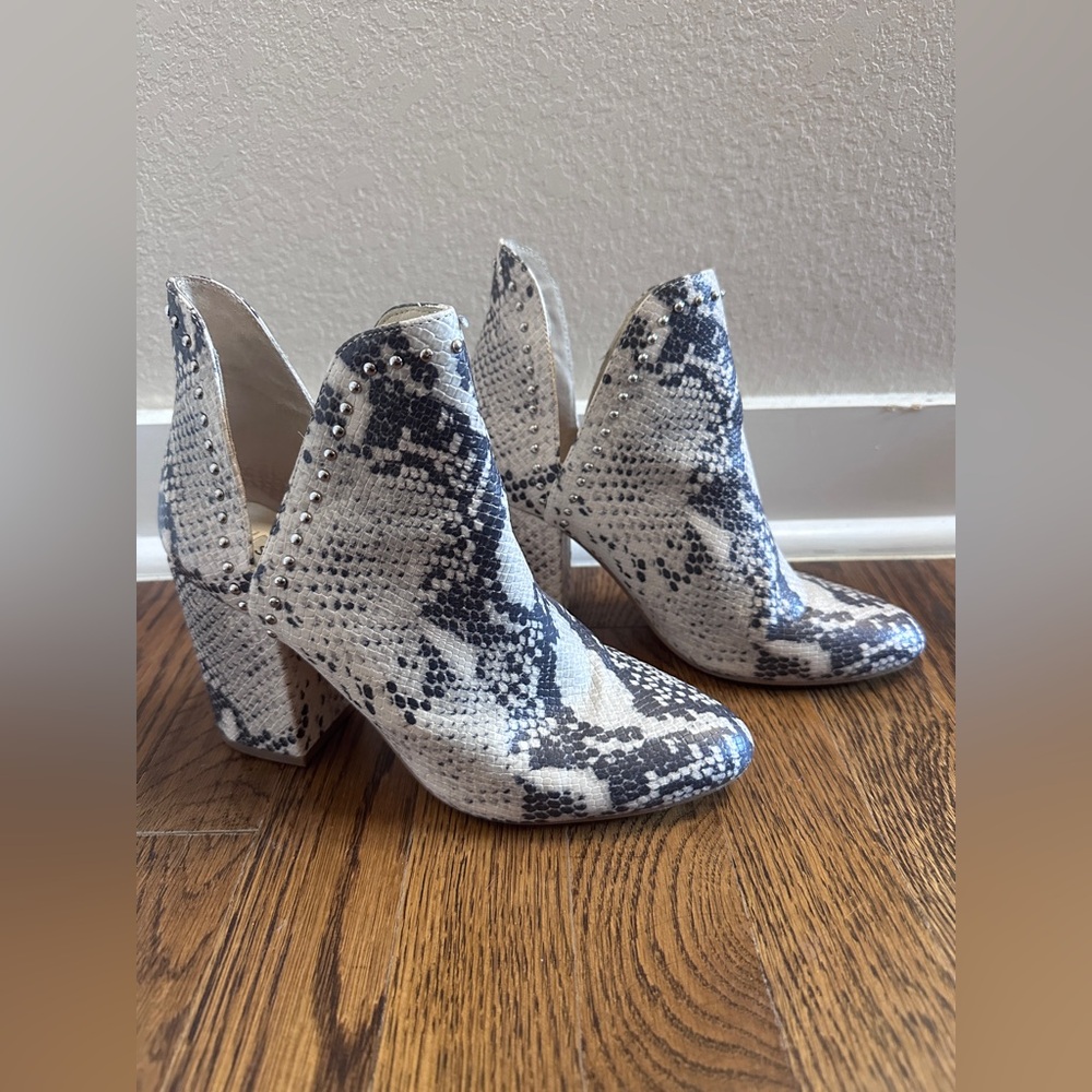 Steve Madden Snakeskin Ankle Booties heel white and black with studs size 7.5